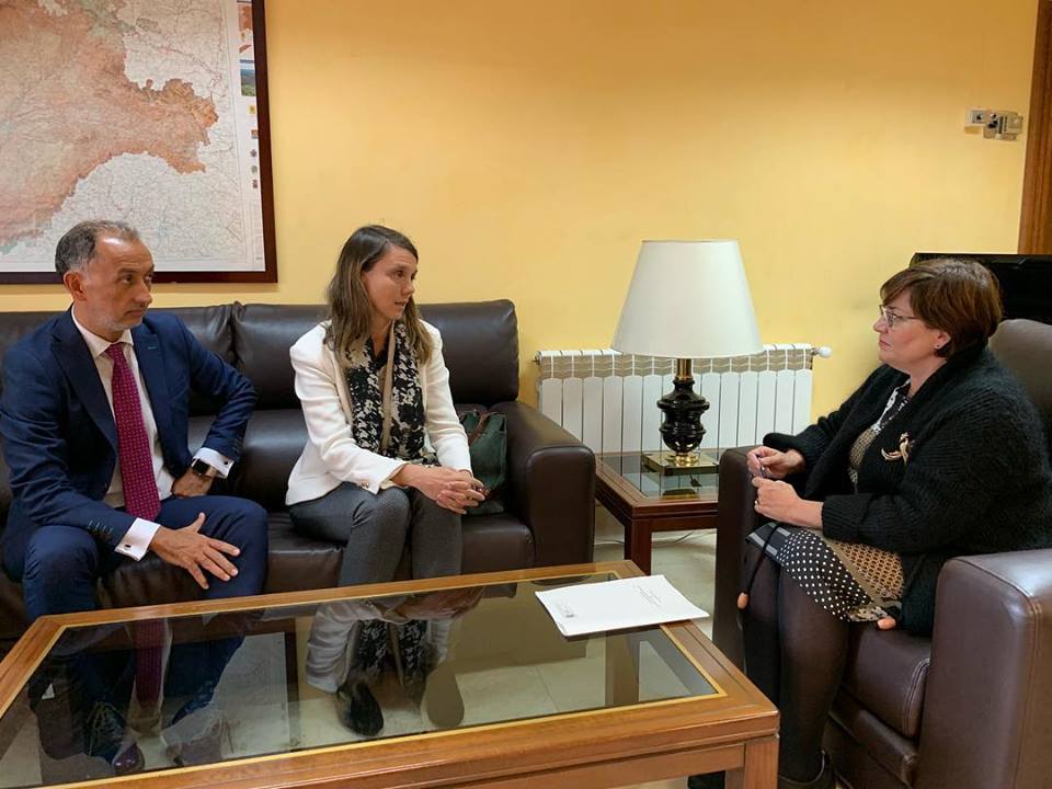 Angela de Miguel y Felix Sanz hablan con la Subdelegada del Gobierno