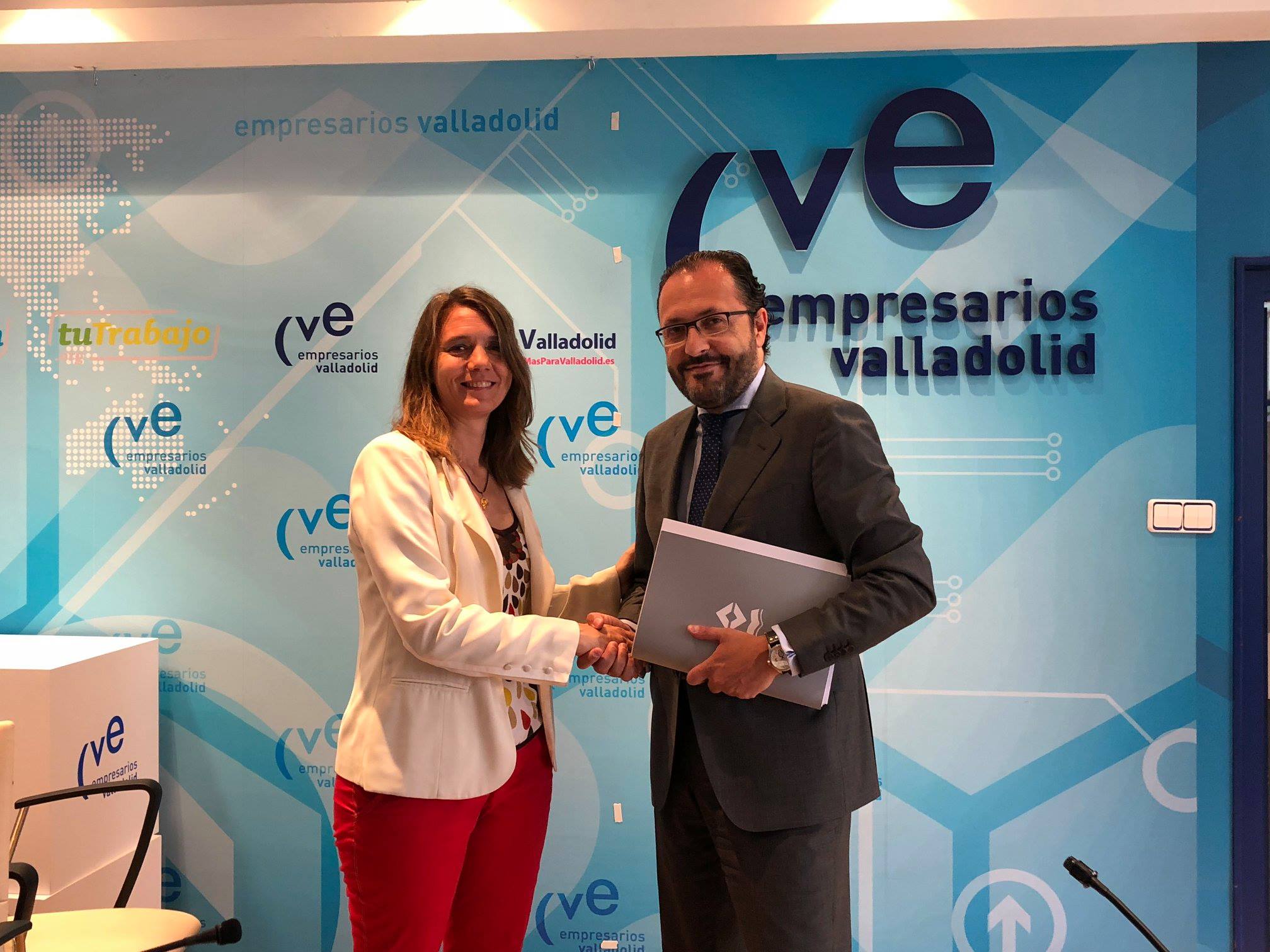 La presidenta Angela de Miguel y el presidente de Colegio de Abogados de Valladolid Javier Garicano