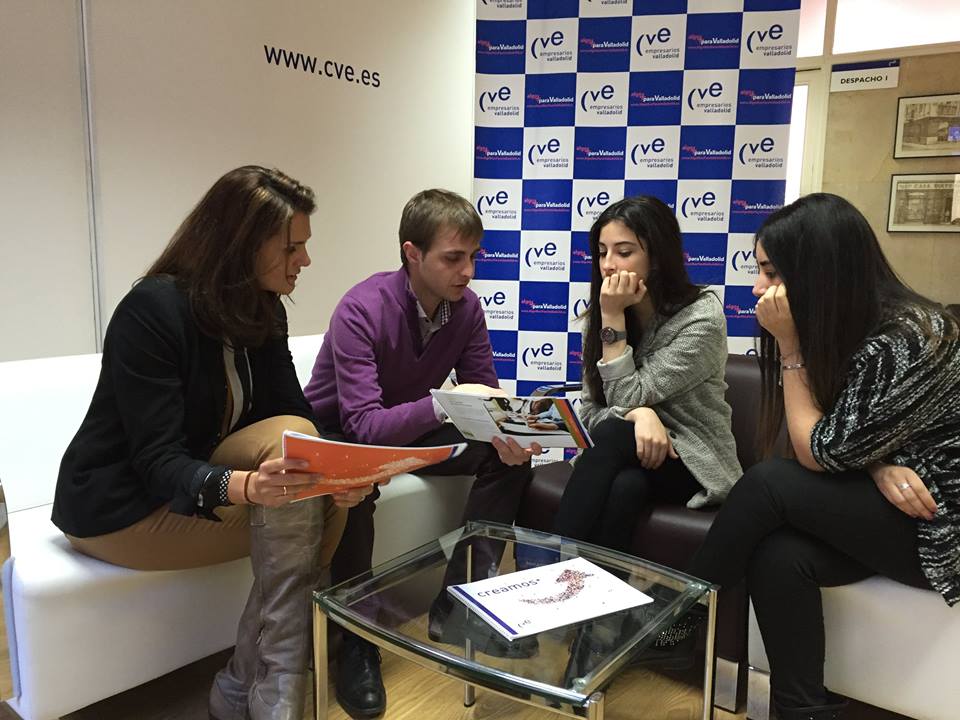 Dos alumnas del IES Condesa Eylo y los responsables de comunicación y comercial