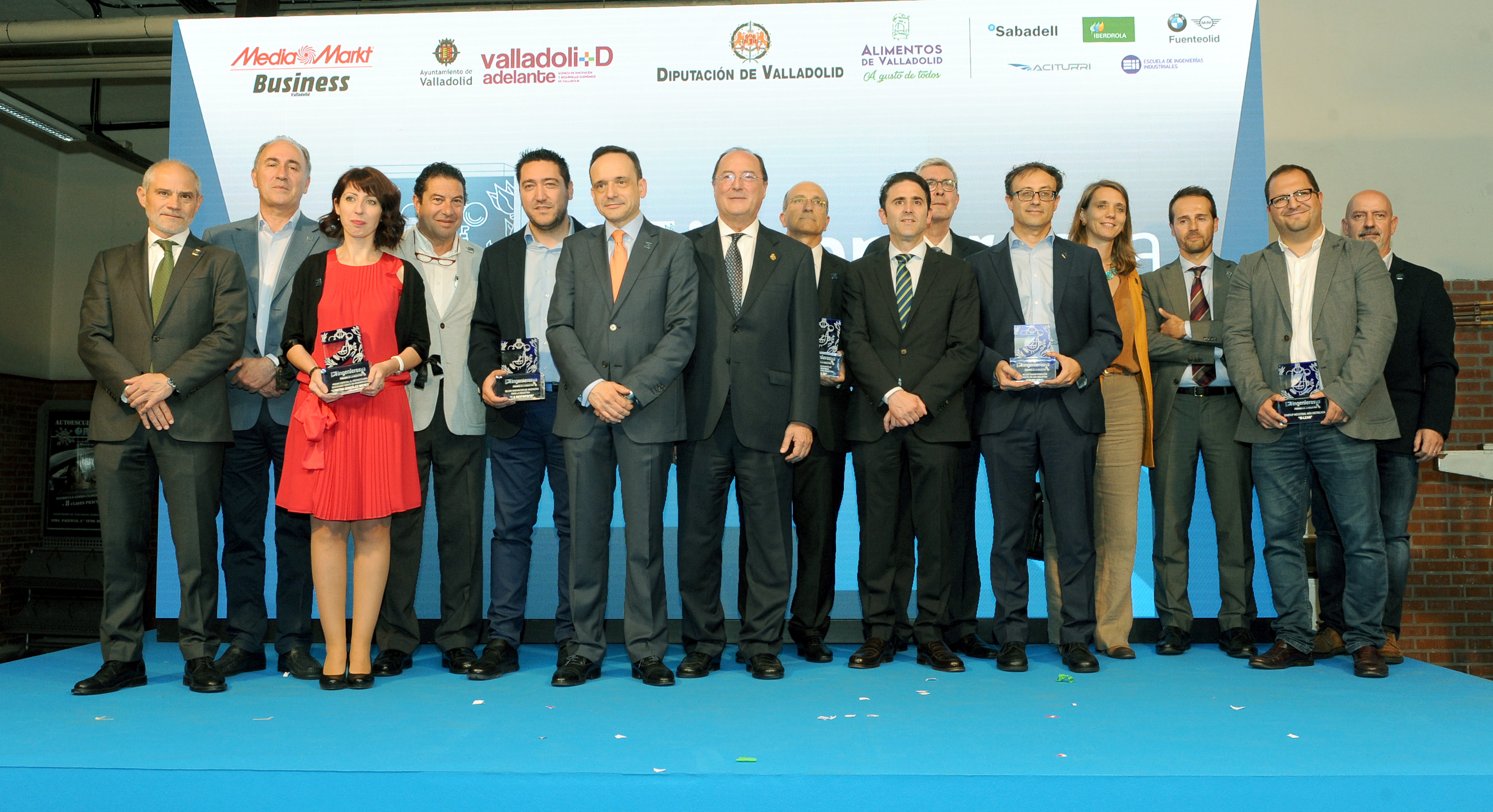 Foto de familia con los premiados autoridades y patrocinadores en la celebración de los II Premios de la Industria de ingenierosVA