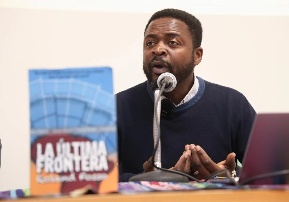 Roland Fosso, durante su visita a Valladolid para presentar 'La última frontera', invitado por Encuentro y Solidaridad. Rodrigo Jiménez Valladolid Roland Fosso, el hombre que sobrevivió a dos cementerios y le metió un gol a la xenofobia El activista camerunés presenta en Valladolid 'La última frontera', un libro en el que narra su experiencia migratoria y con el que invita a derribar prejuicios