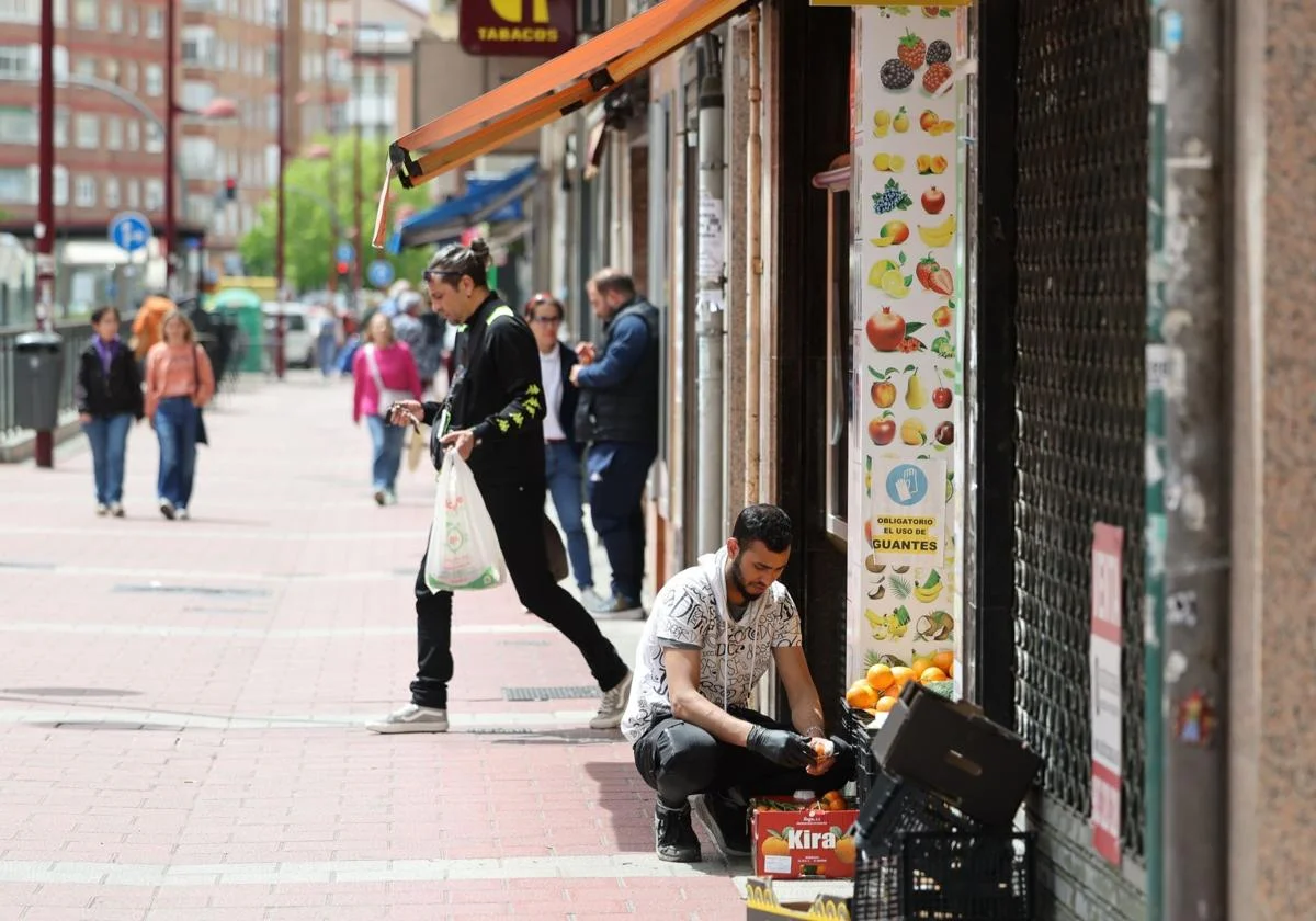 1Varias personas, en la avenida de Palencia. José C. Castillo
