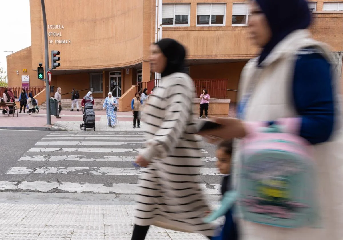 Varias personas caminan por General Shelly, frente a la Escuela de Idiomas, en Delicias. Alberto Mingueza