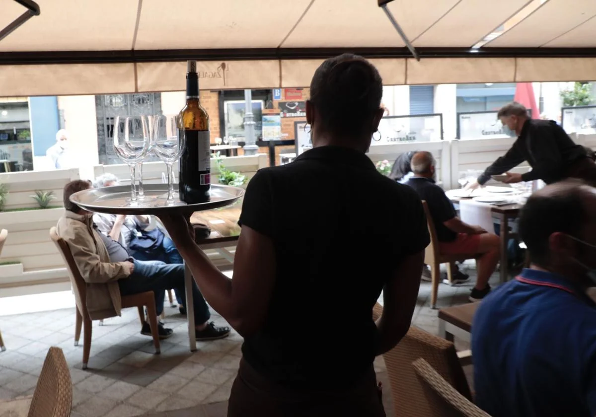 Imagen de demanda de camareros. C. Espeso