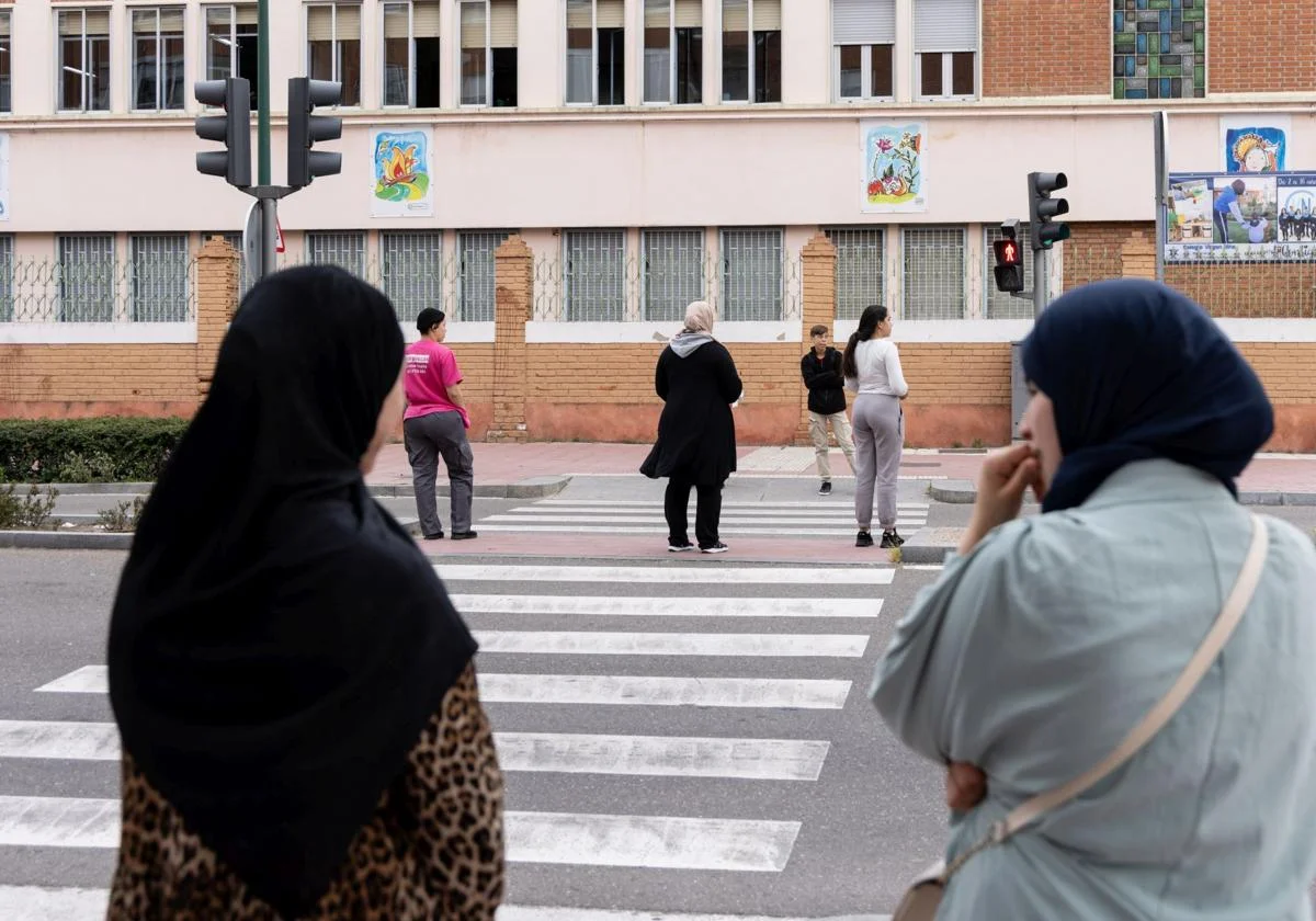 Varias personas caminan por Delicias. Alberto Mingueza