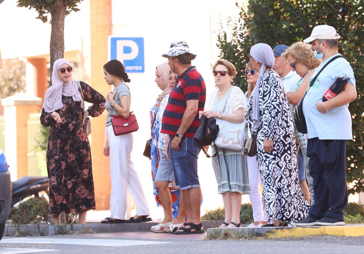 Varias personas esperan en un semáforo de Delicias. Rodrigo Jiménez