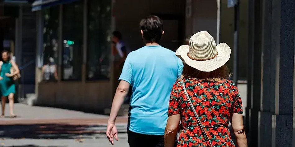 Gente paseando por una céntrica calle una jornada de calor.