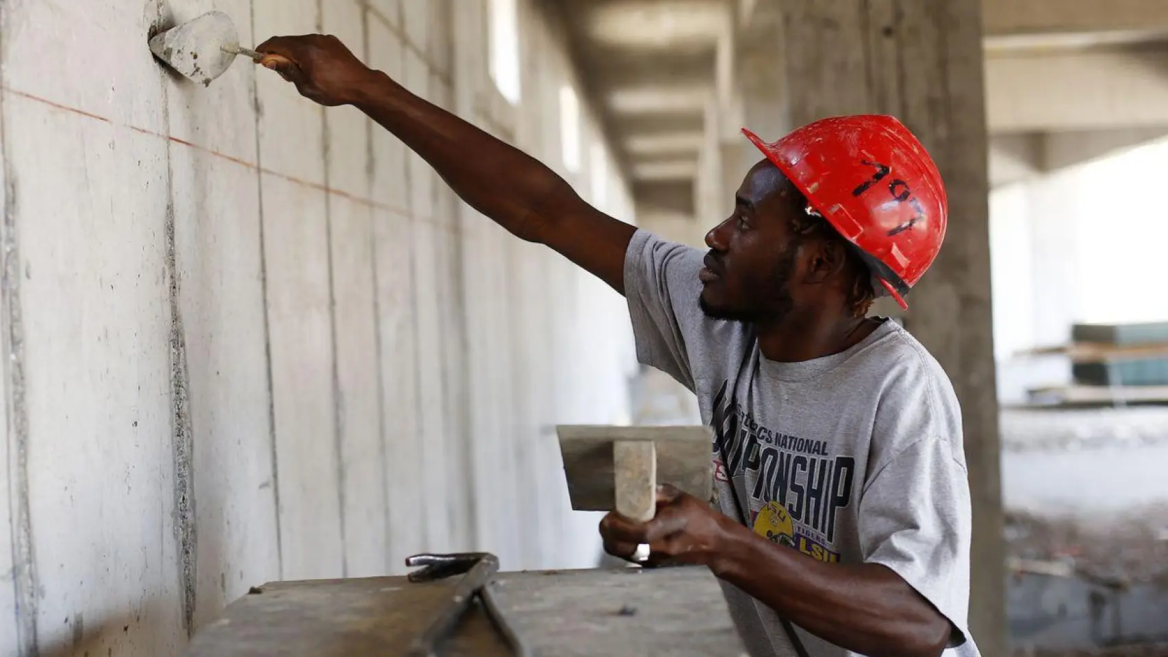 Un inmigrante trabajando en la construcción en una imagen de archivo. EFE