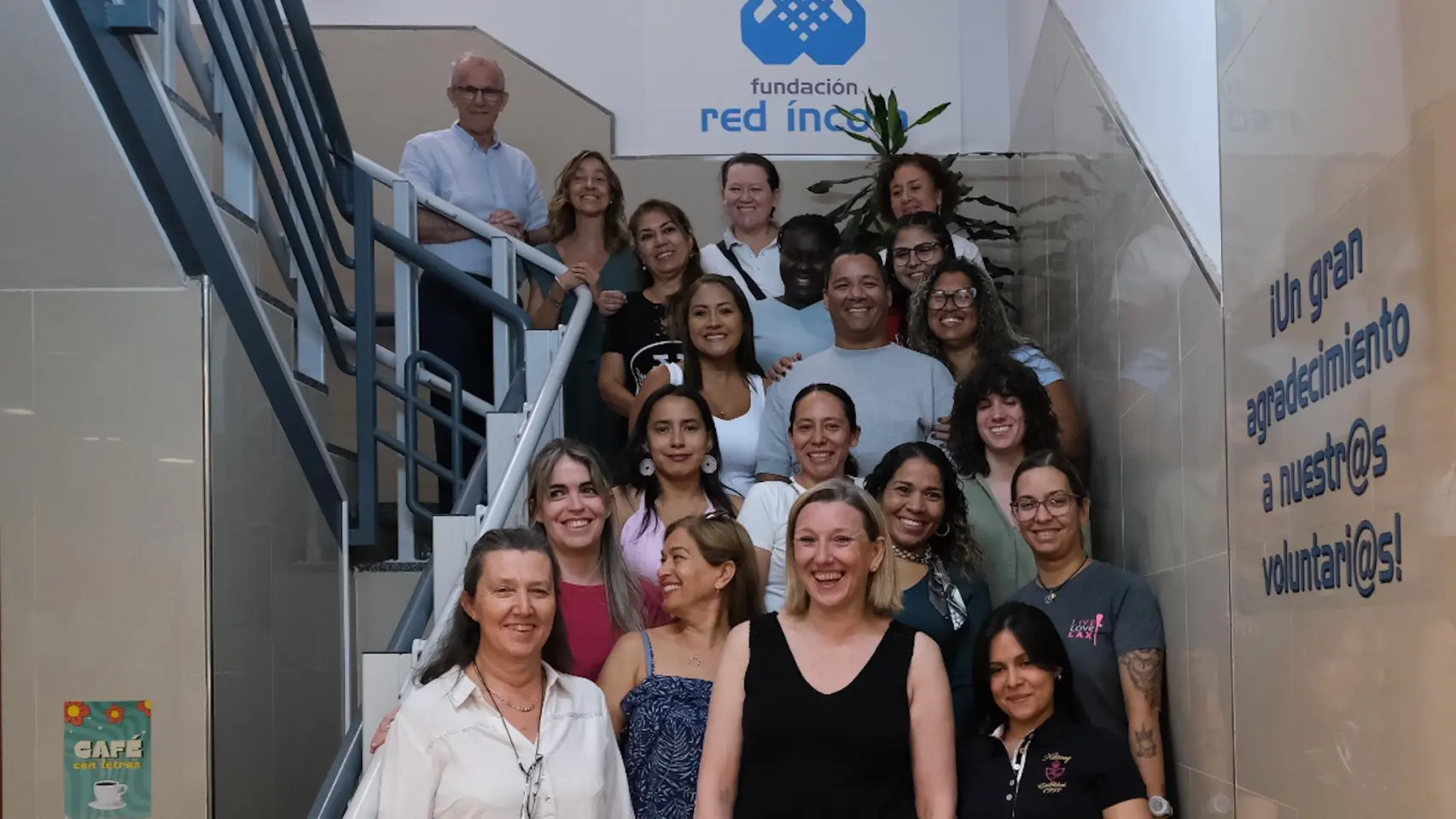Maru González (abajo a la izquierda), coordinadora de Red Íncola, junto a la vicepresidenta Isabel Blanco, y a componentes de Red Íncola JCYL