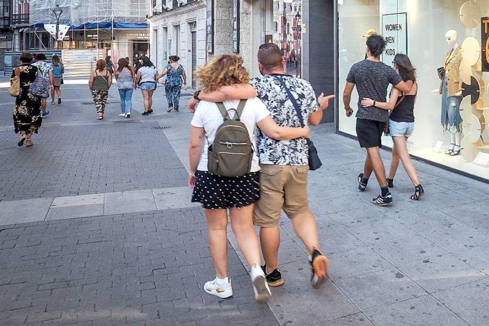 Transeúntes en la calle Santiago de Valladolid en una foto de archivo.PHOTOGENIC