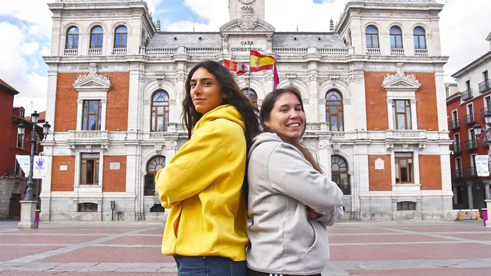 Ana Sierra, del CPLV Munia Panteras, a la izquierda, y Elisa Castro, del Colina Rugby El Salvador, a la derecha, frente al Ayuntamiento de Valladolid