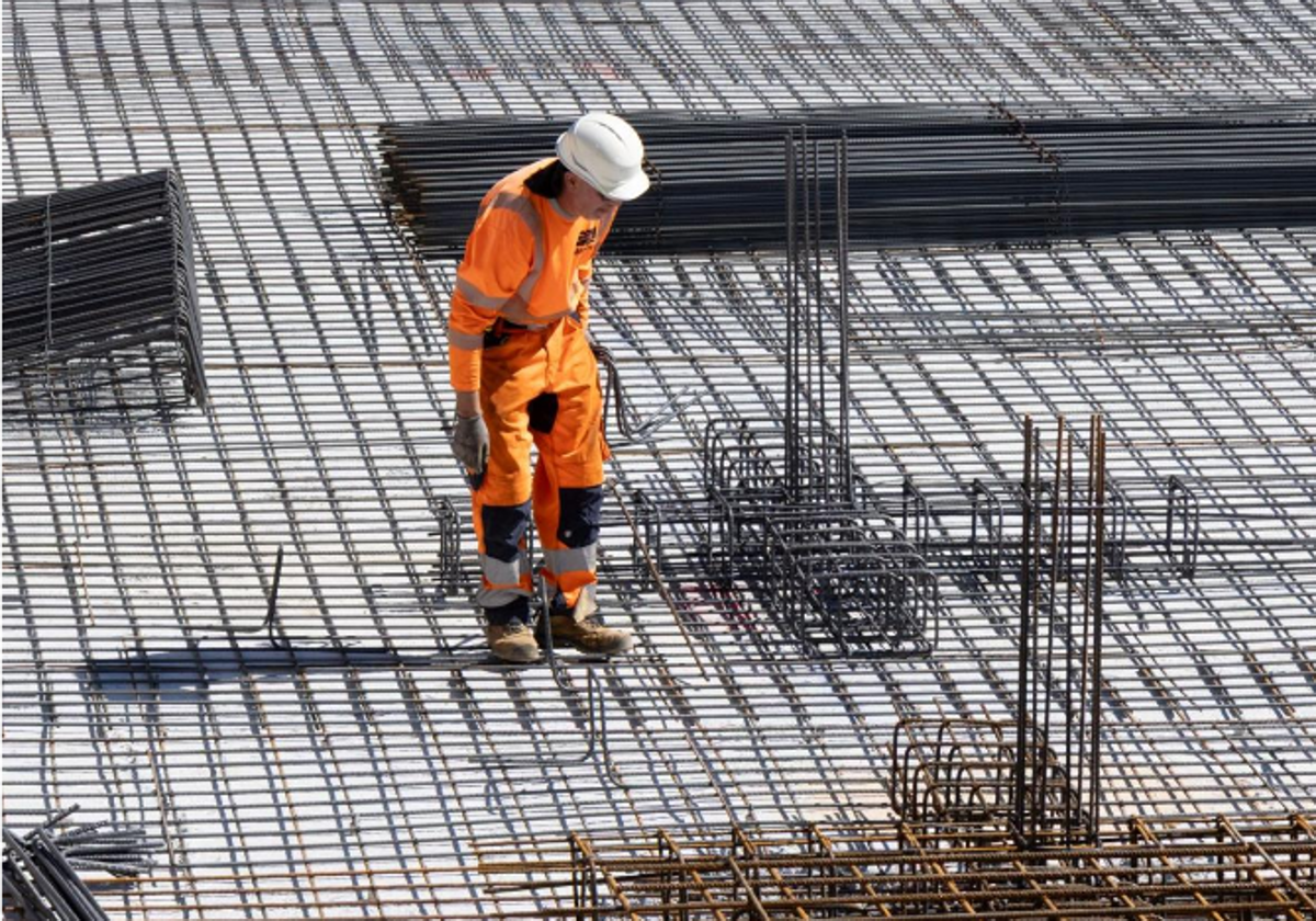 Un trabajador de la construcción en un edificio en obras en el barrio de los Cuarteles de Valladolid este verano. A. Mingueza