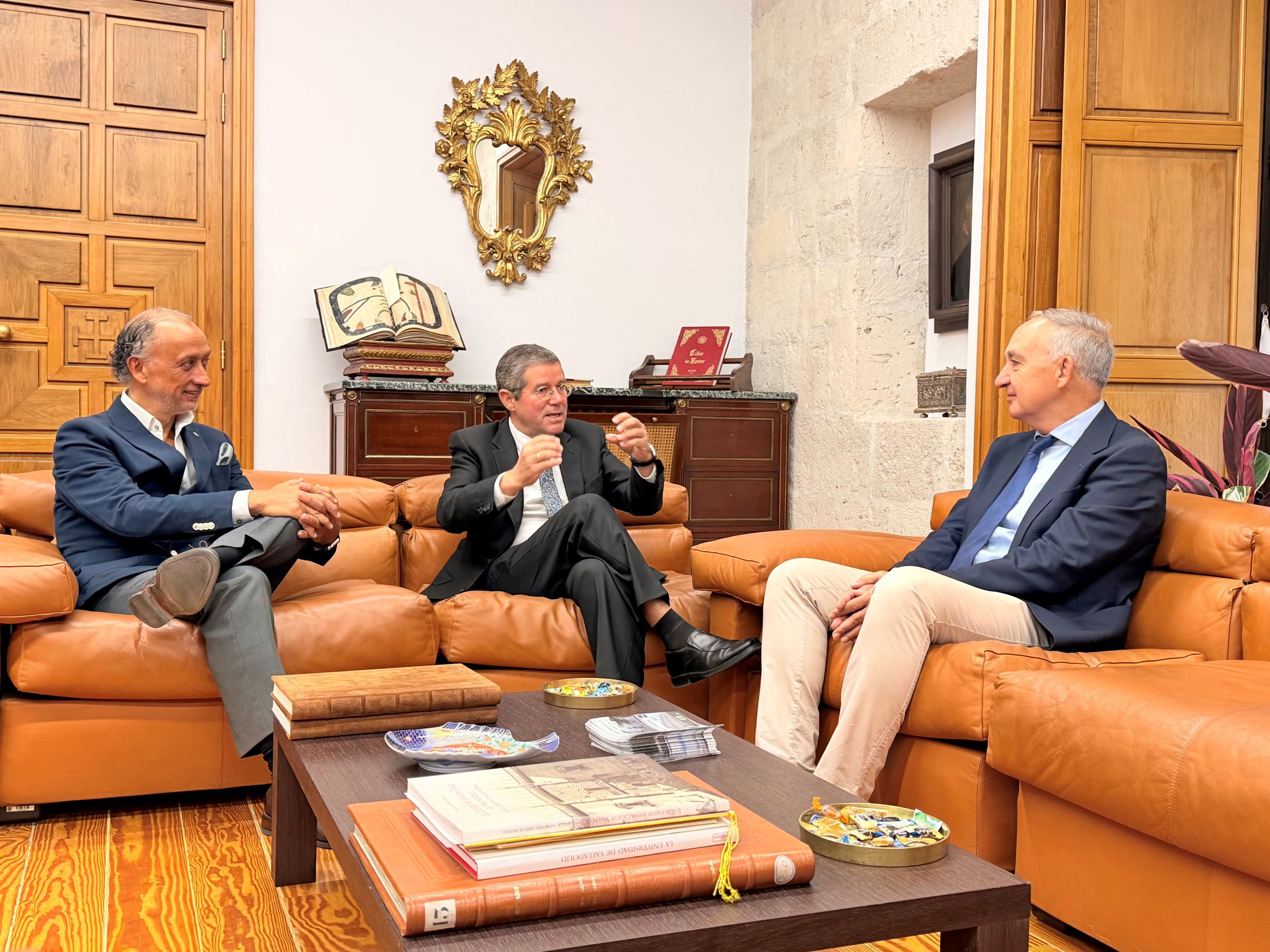 reunión Carlos Magdaleno con el Rector de la UVa